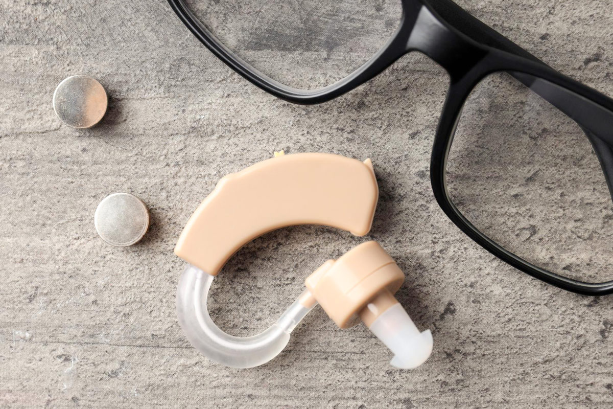 appareil auditif avec piles et lunettes
