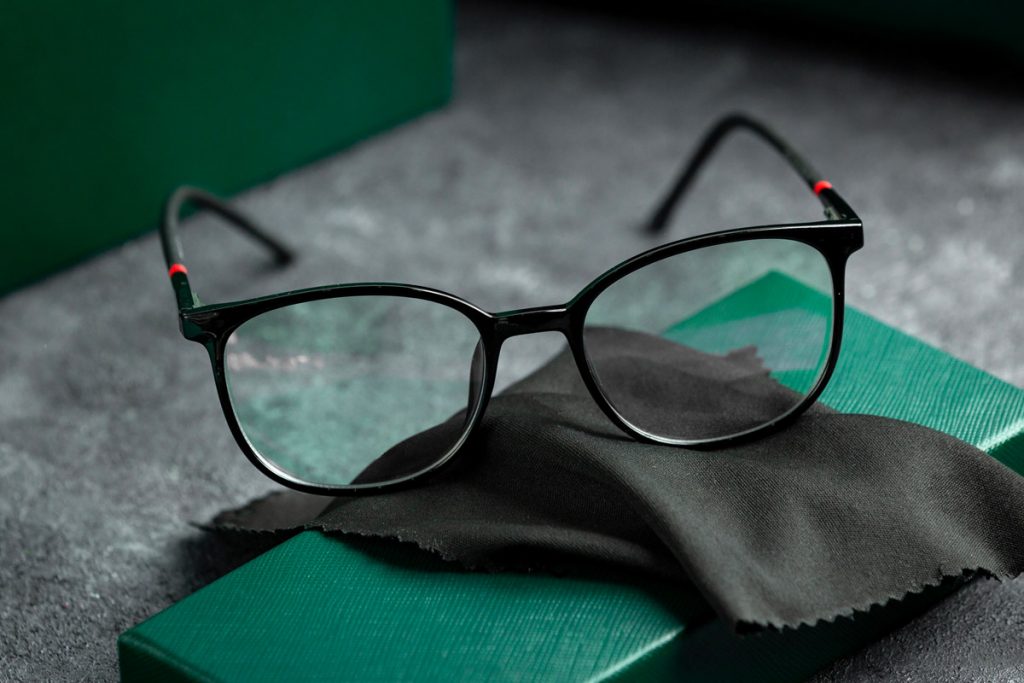 Guide des matériaux pour les montures de lunettes : choisir la bonne option pour votre style et