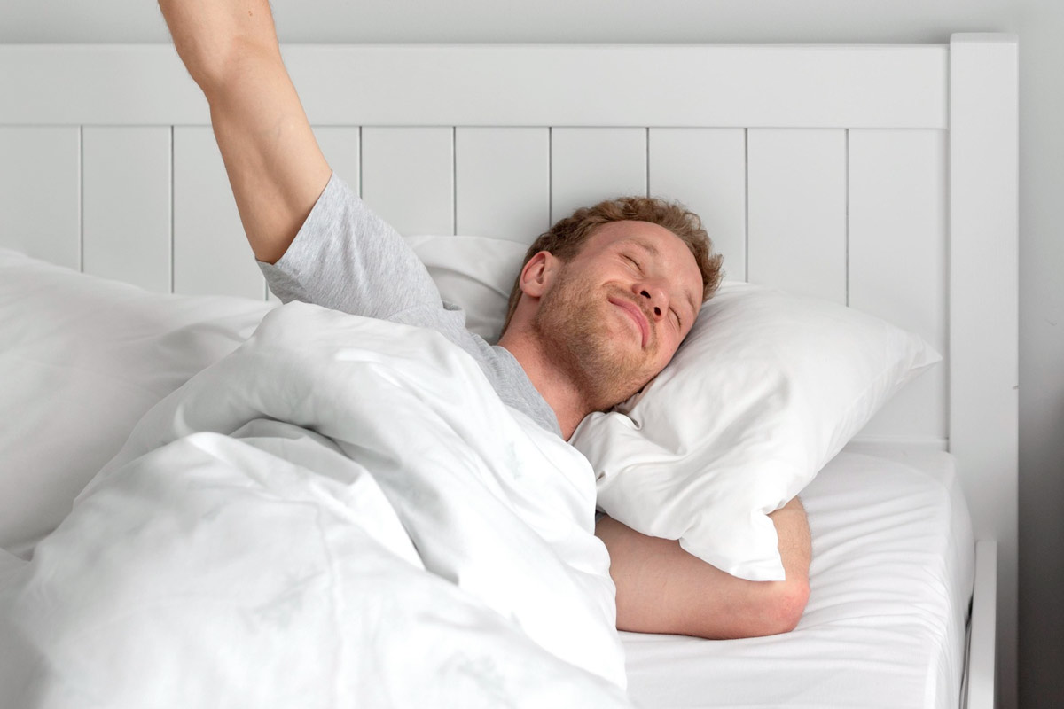 sommeil homme se reveille au lit