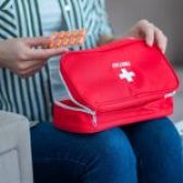 Comment bien préparer sa trousse santé pour les vacances d’hiver ?